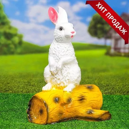 Садовая фигура из гипса «Зайка на бревне» — для огород