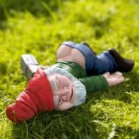 Уличная статуэтка пьяного гнома из смолы — для участок — фото 2