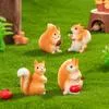 Милая фигурка белки из смолы — для декор