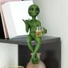 Инопланетная статуя пьет пиво — для участок