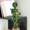 Инопланетная статуя пьет пиво — для участок