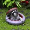 Украшение в виде енота под крышкой люка — для участок