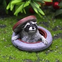 Украшение в виде енота под крышкой люка — для участок — фото 2