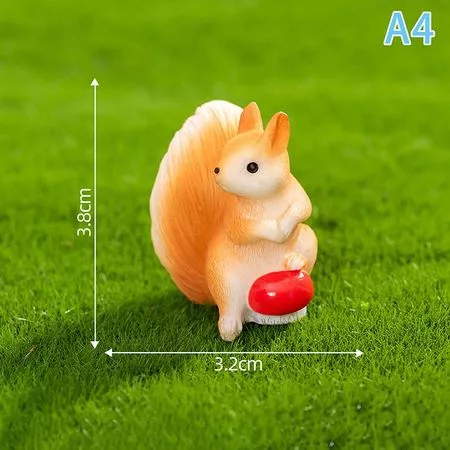 Милая фигурка белки из смолы — для декор