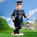 Садовая фигура из полистоуна «Гаишник на знаке» — для огород — фото 5